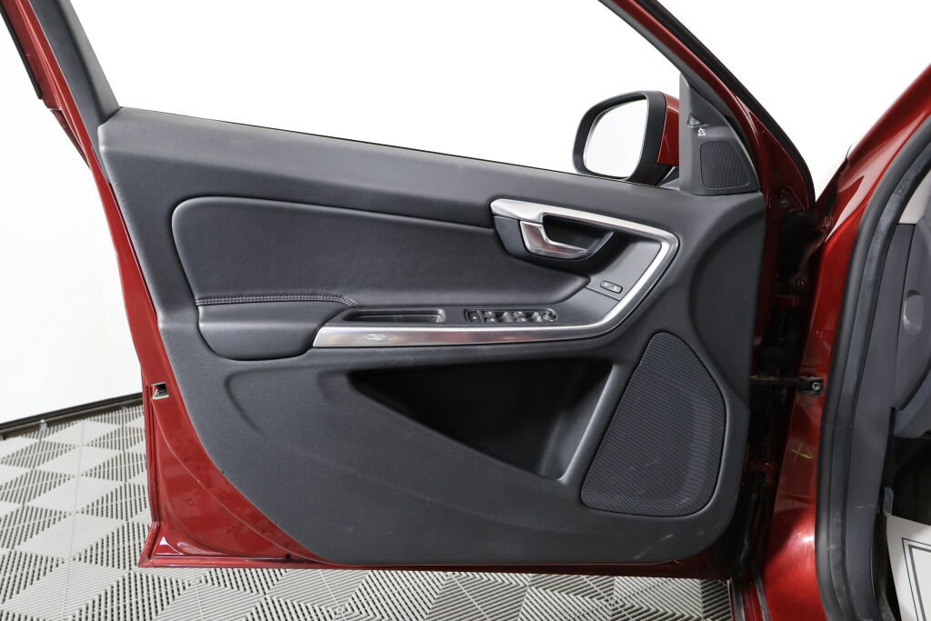 Used 2015 Volvo V60 T5 Premier image 12