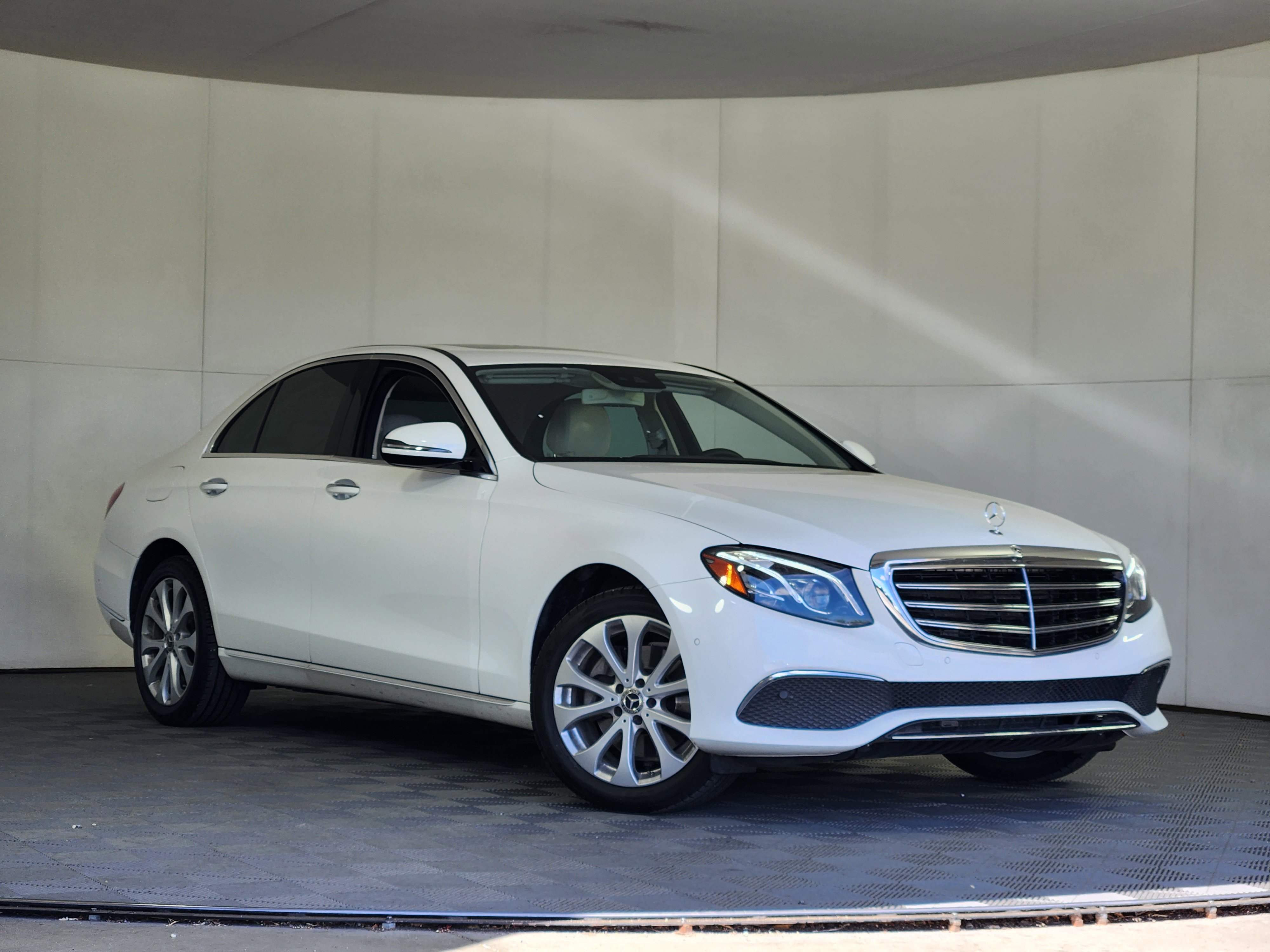 Used 2018 Mercedes-Benz E 300 4MATIC image 1