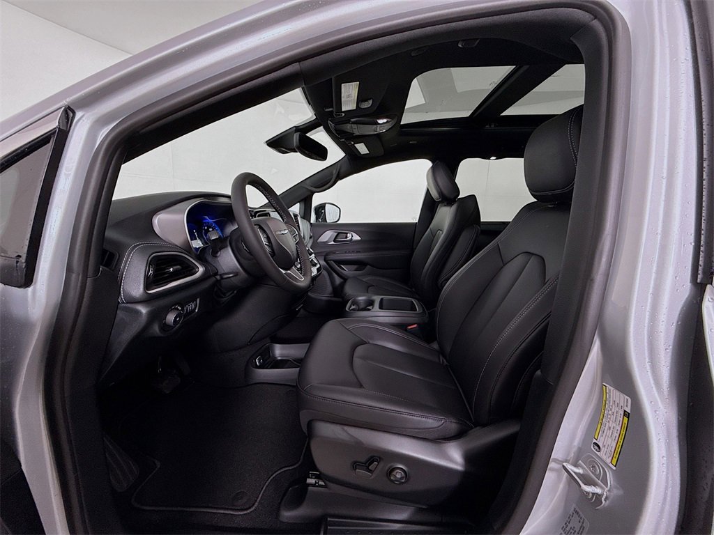 New 2026 Chrysler Pacifica Select image 11