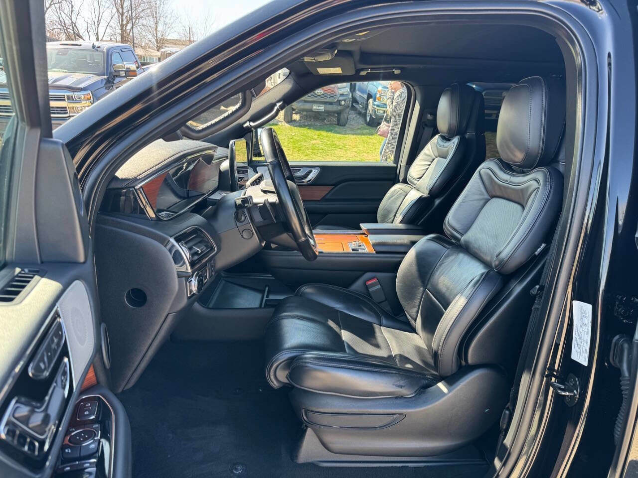 Used 2019 Lincoln Navigator L Reserve image 11