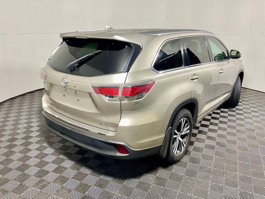 Used 2016 Toyota Highlander XLE image 16