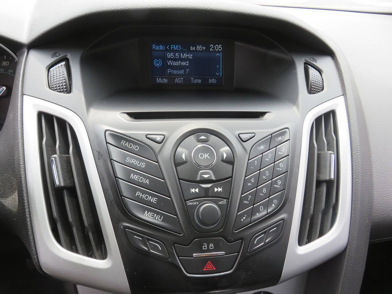 Used 2014 Ford Focus SE w/ Equipment Group 201A FWD image 17