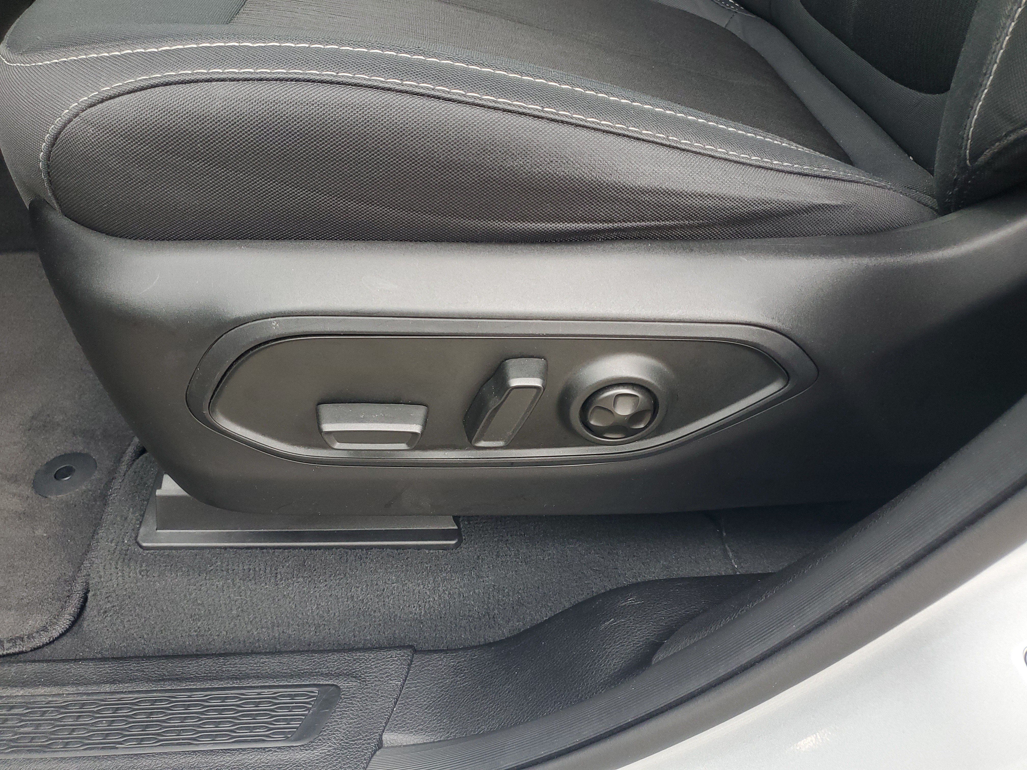 Used 2024 Jeep Grand Cherokee L Laredo RWD image 21