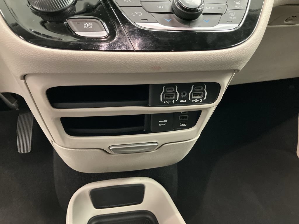 Used 2022 Chrysler Pacifica Touring-L FWD image 13