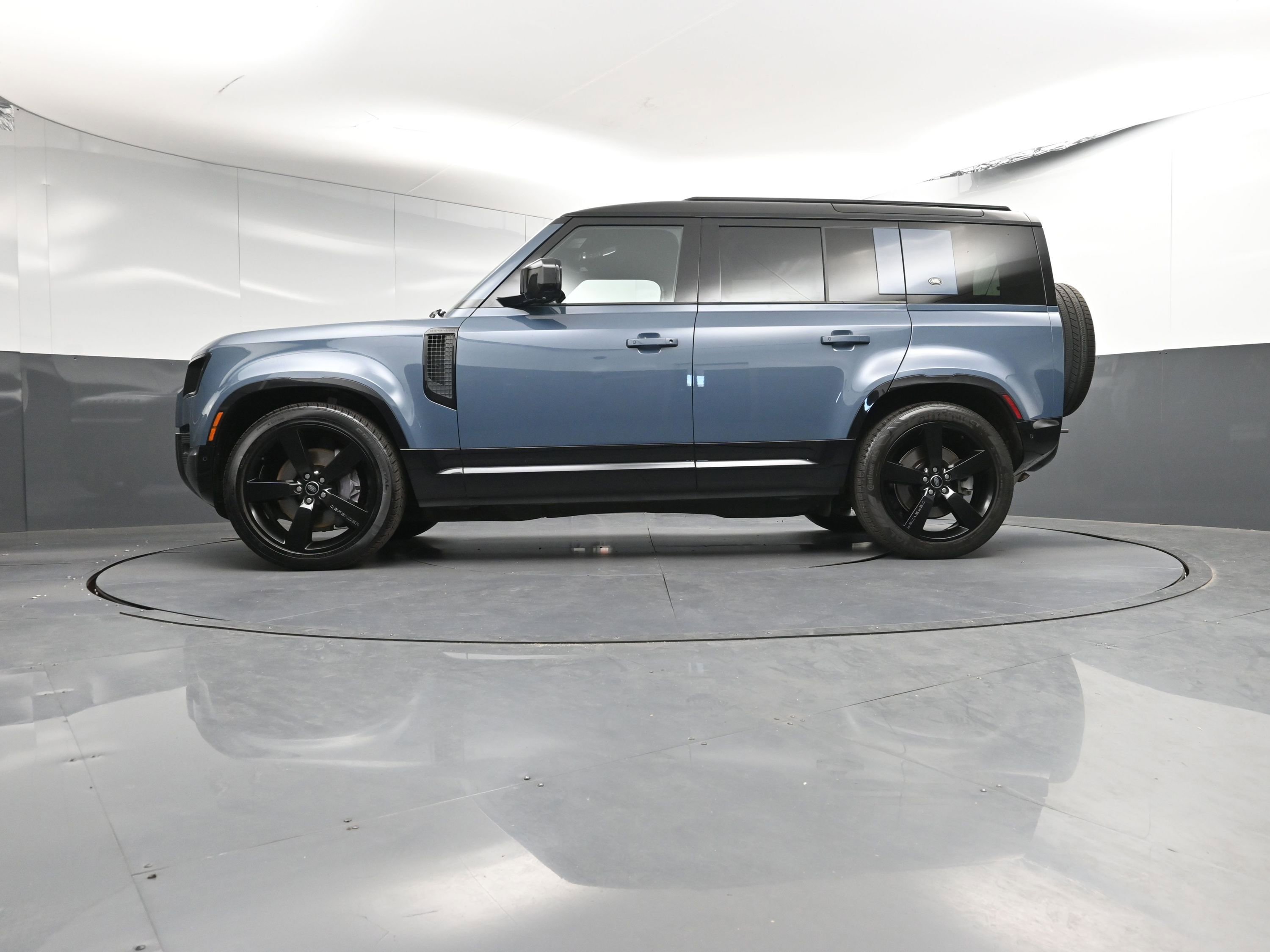 Certified 2023 Land Rover Defender 110 X-Dynamic SE image 32