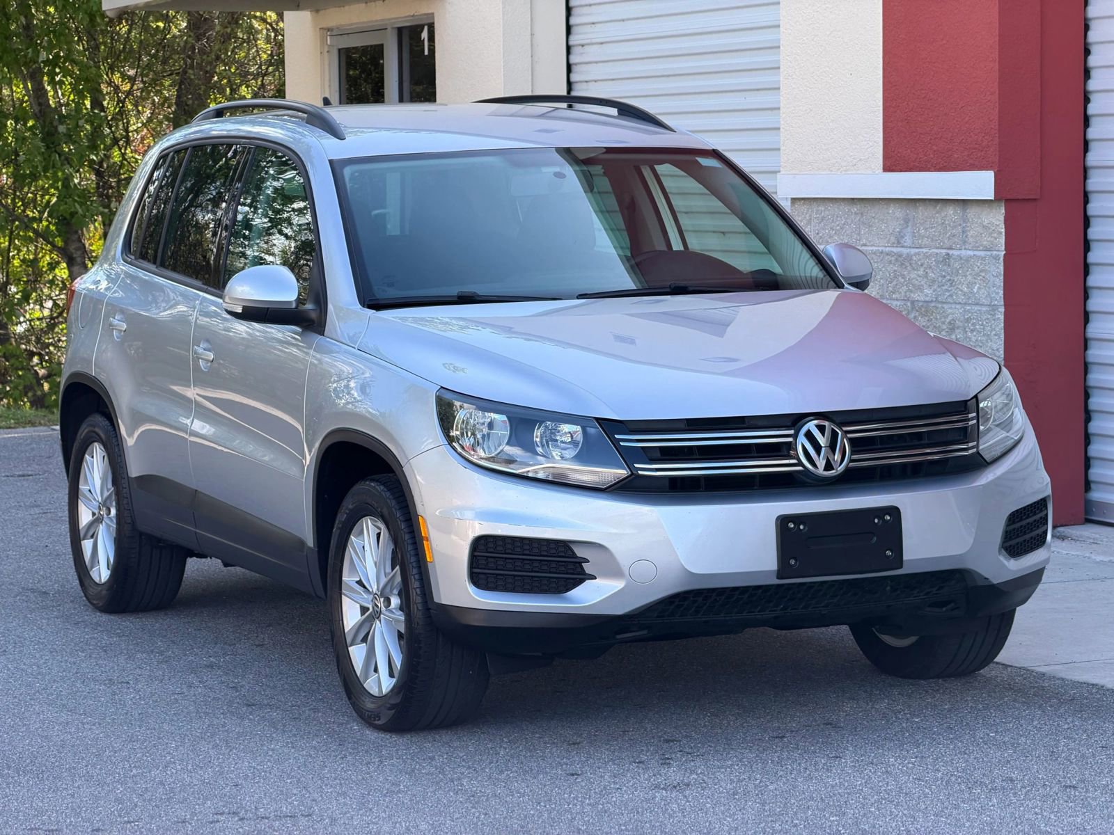 Used 2015 Volkswagen Tiguan SE image 1