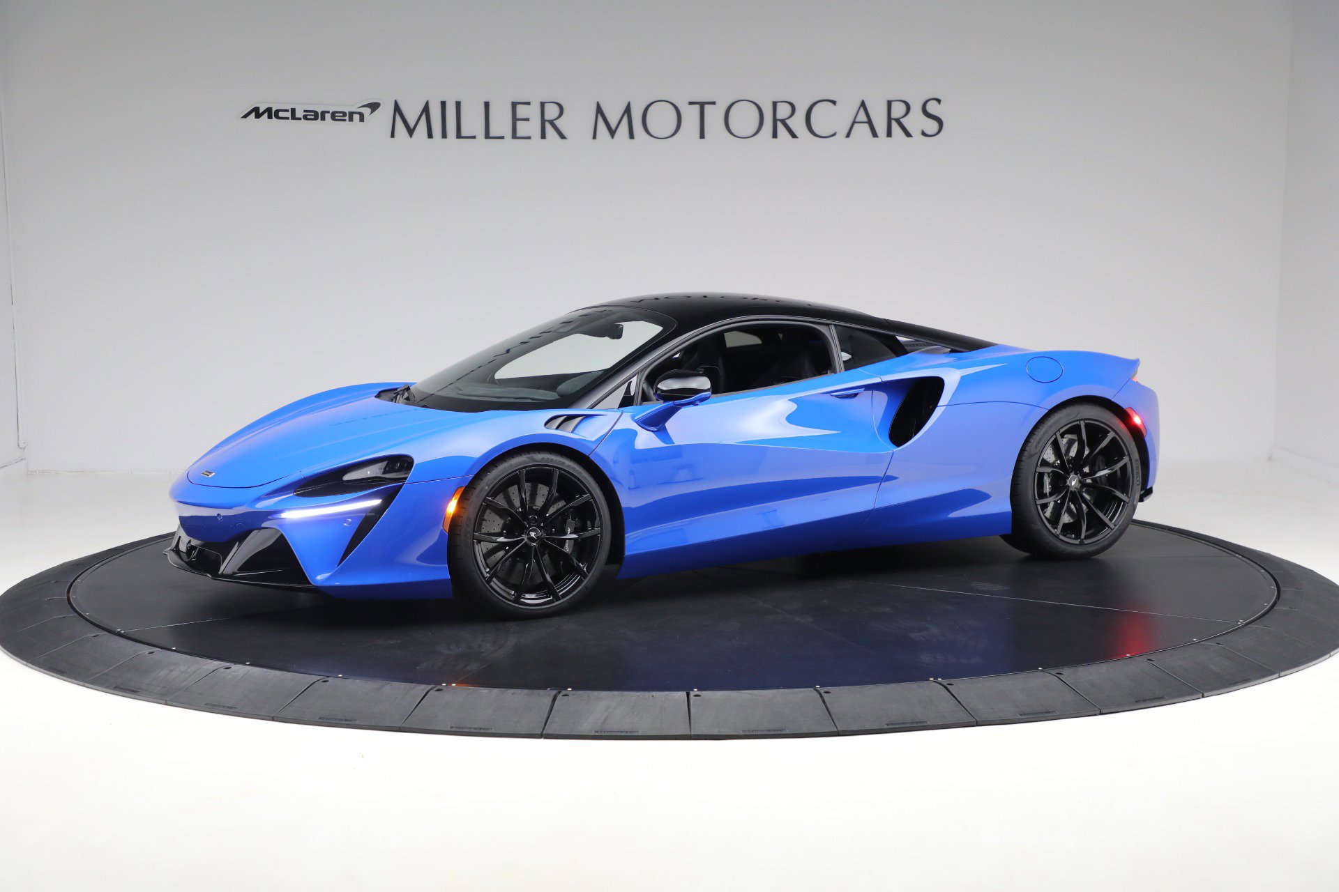 Used 2023 McLaren Artura image 2