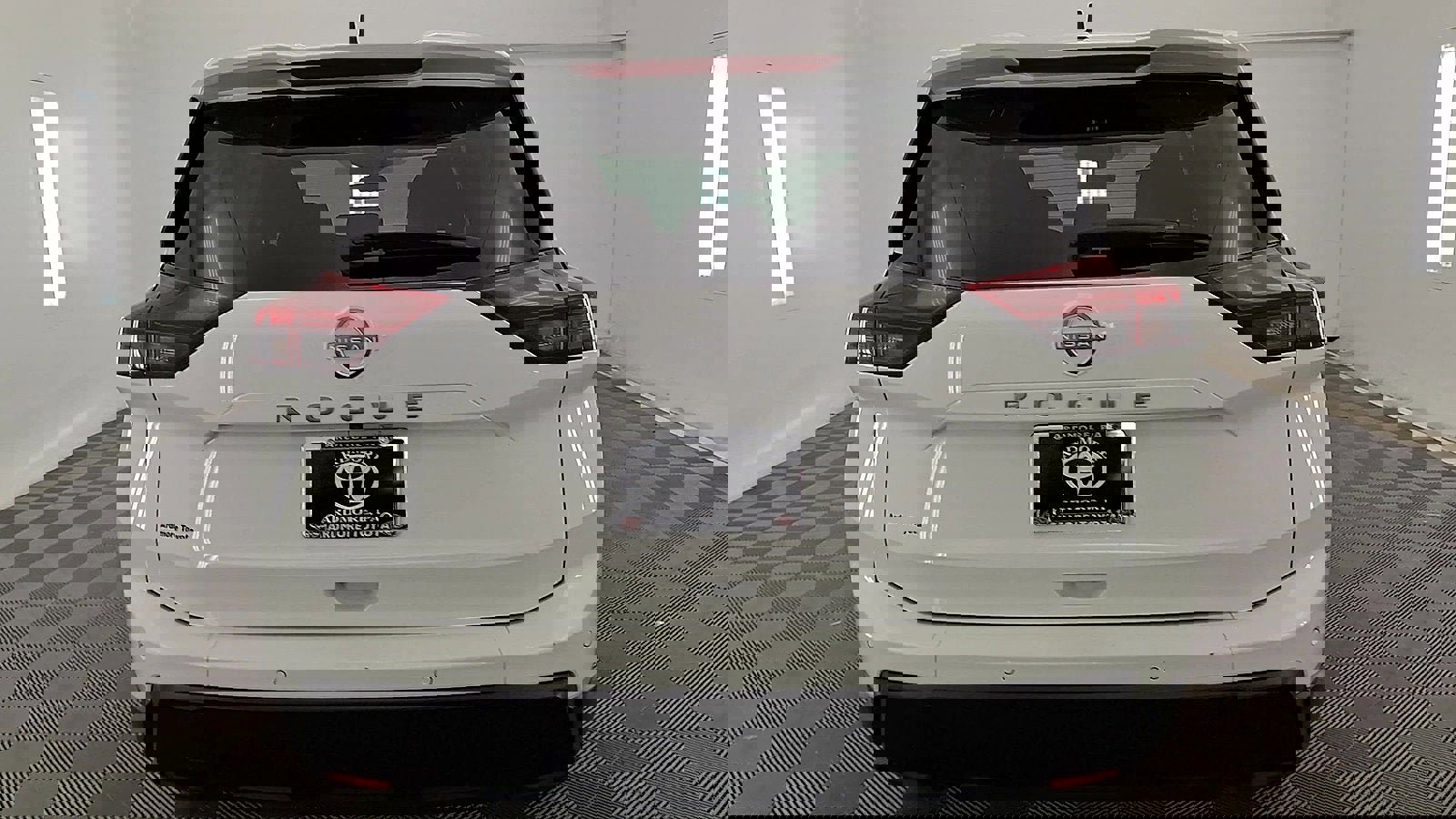 Used 2024 Nissan Rogue S image 3