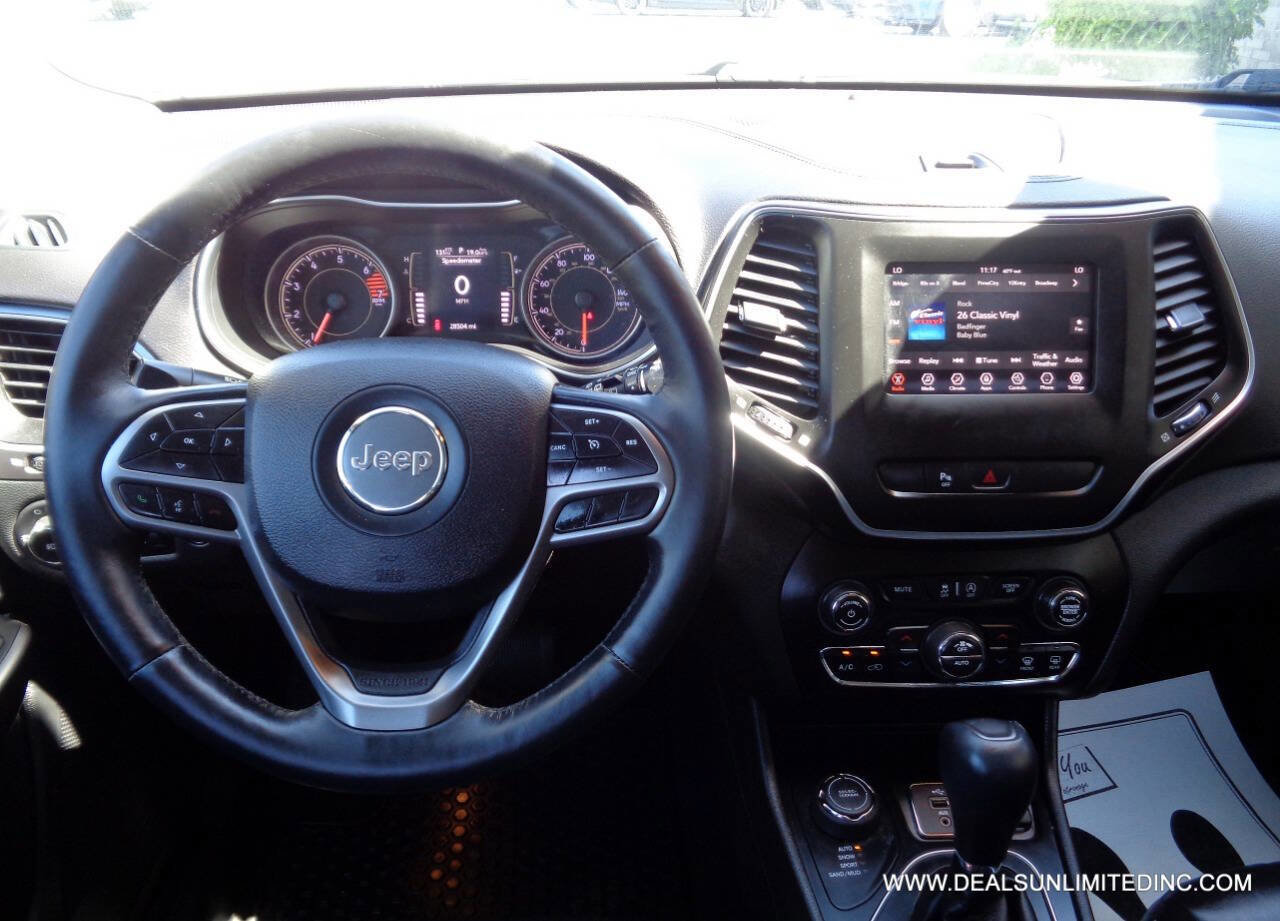 Used 2019 Jeep Cherokee Latitude Plus w/ Comfort/Convenience Group AWD/4WD image 11