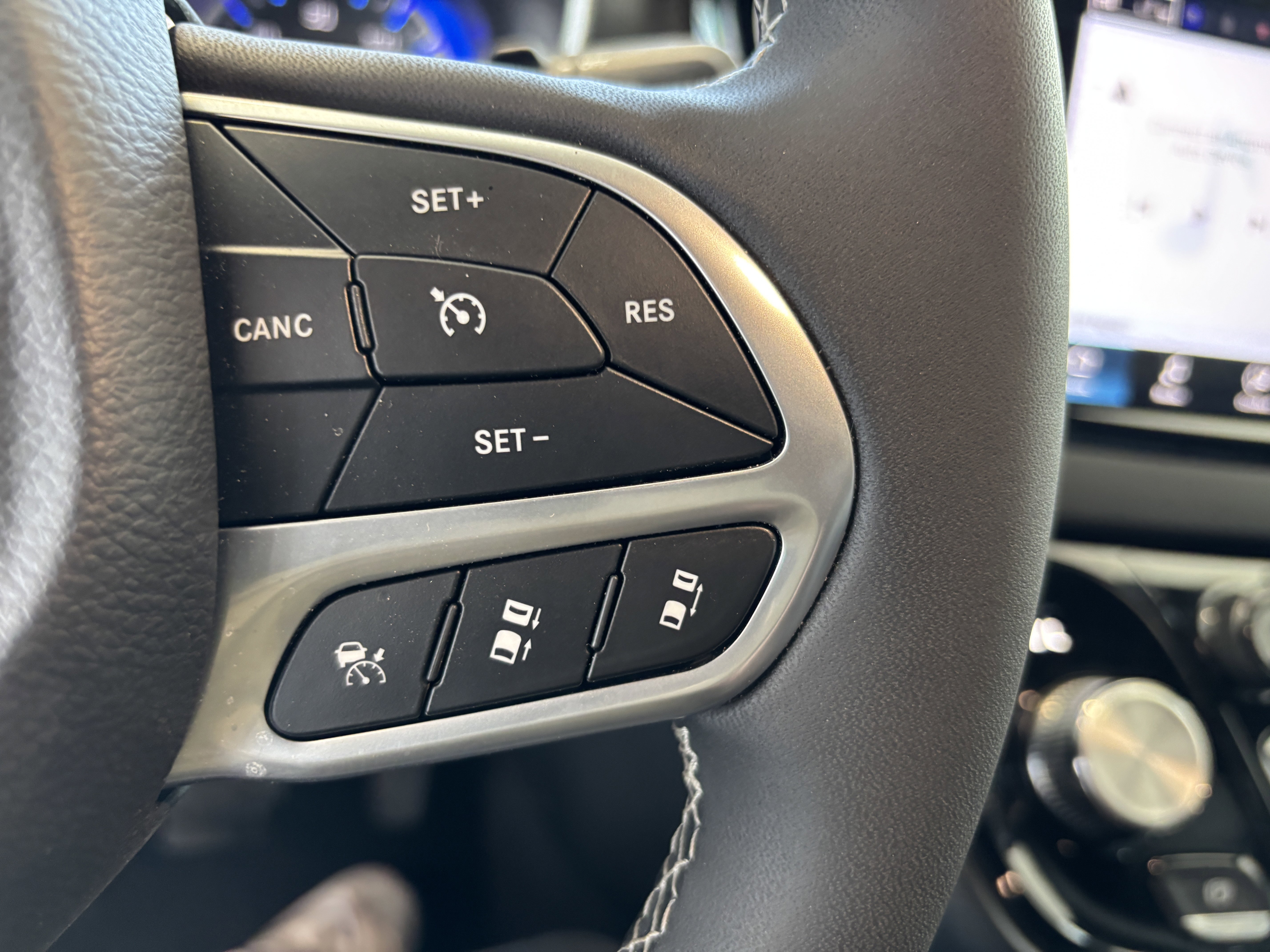 Used 2026 Chrysler Pacifica Select image 11