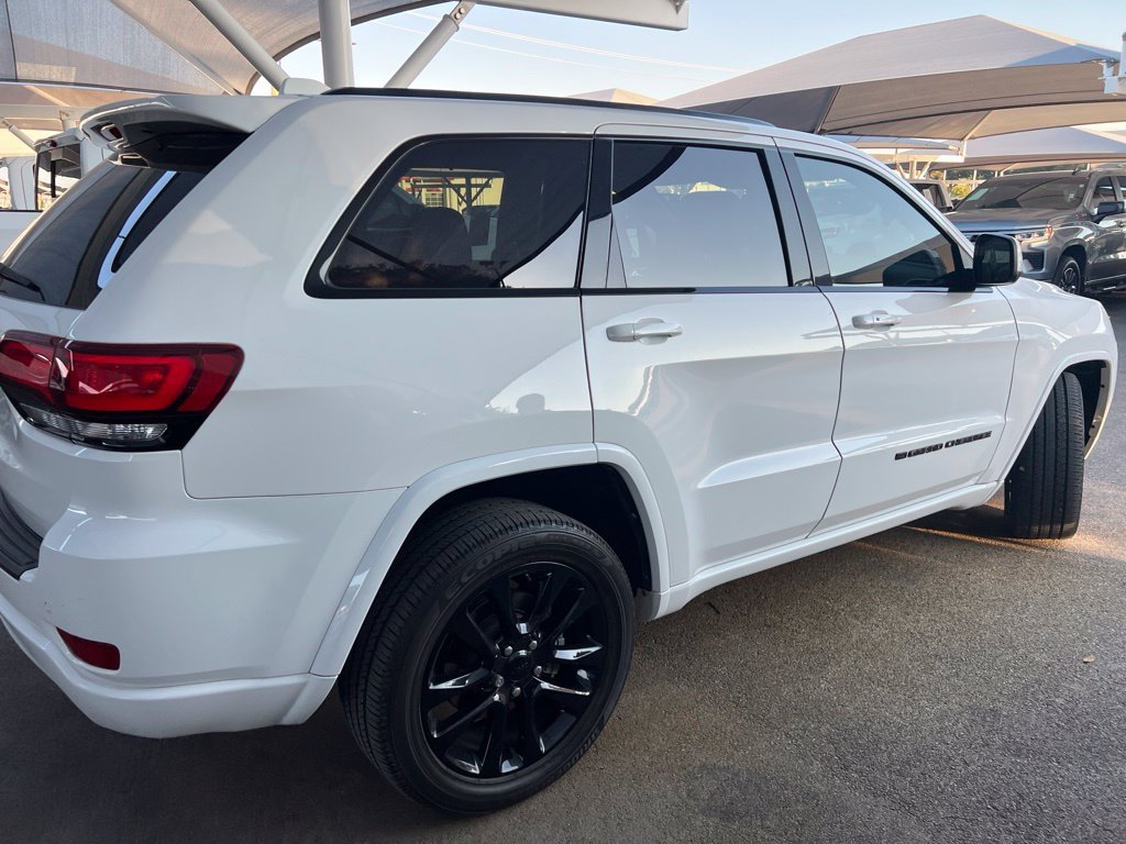 Used 2022 Jeep Grand Cherokee Laredo X AWD/4WD image 3
