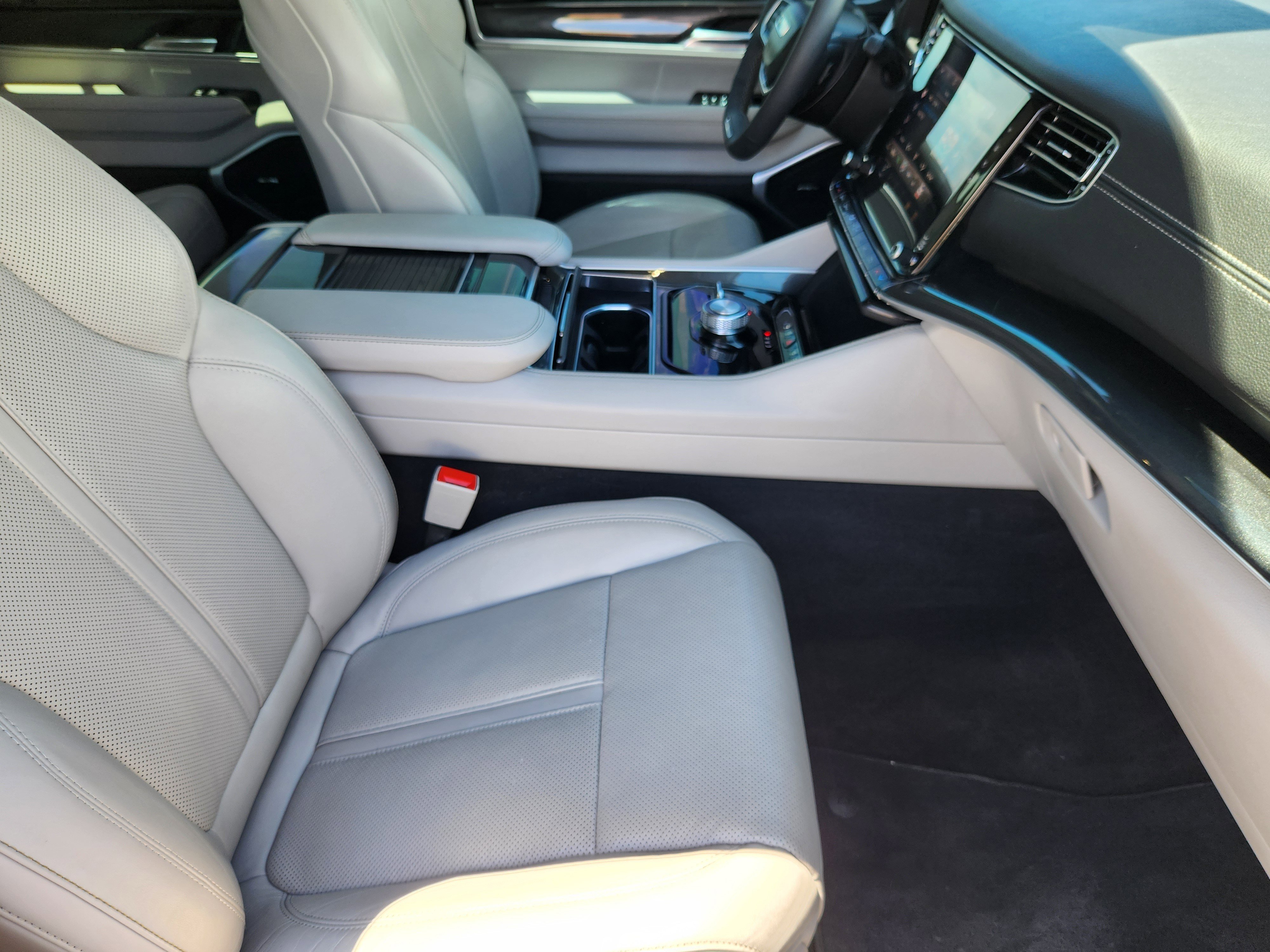 Used 2022 Jeep Wagoneer Series I AWD/4WD image 16