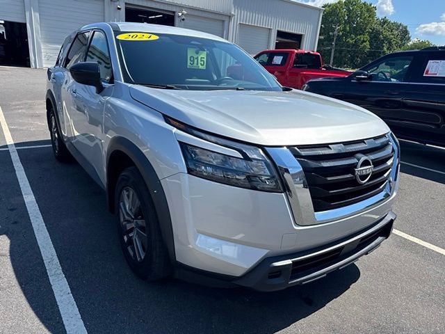 Used 2024 Nissan Pathfinder S FWD image 3