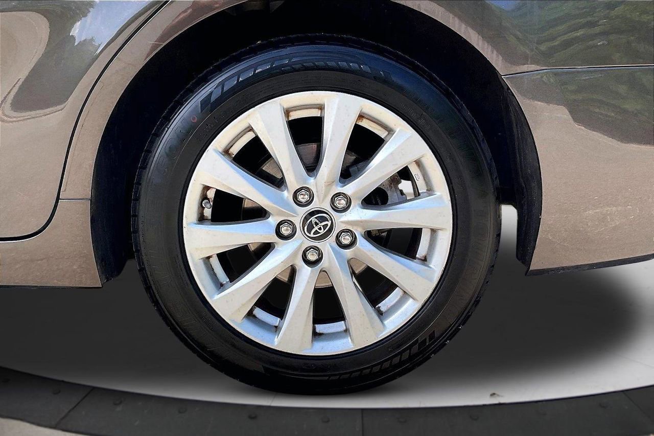 Used 2018 Toyota Camry LE FWD image 32