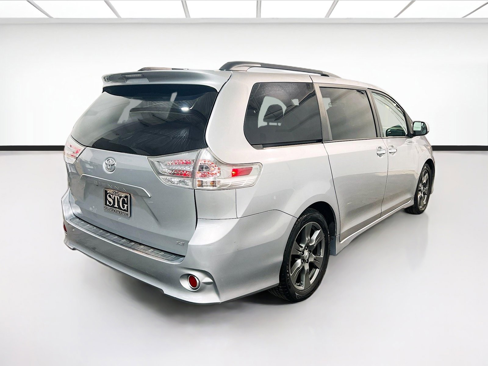 Used 2017 Toyota Sienna SE image 4