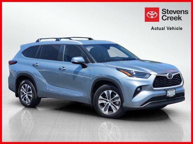 Certified 2024 Toyota Highlander XLE image 1