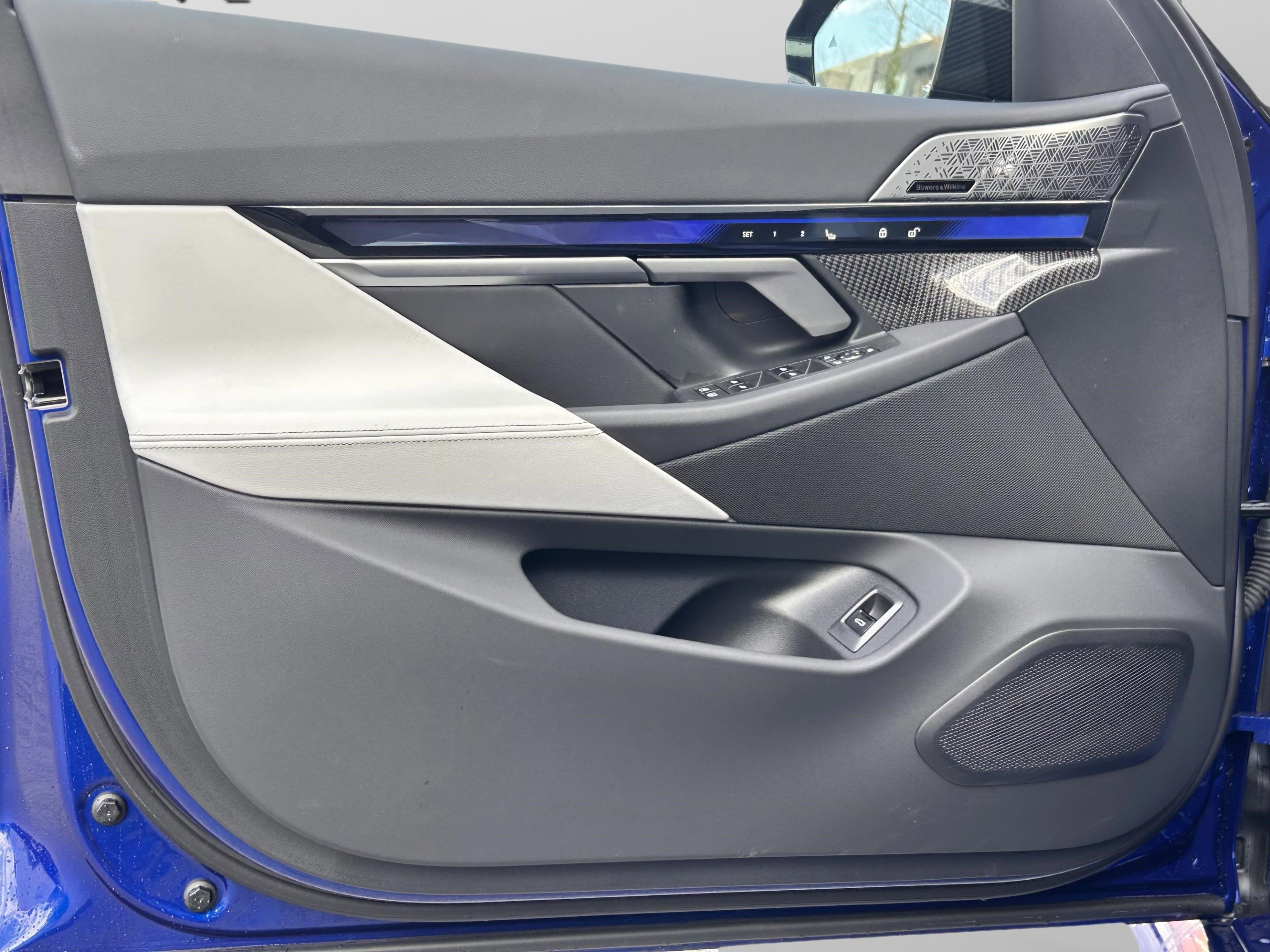 Used 2025 BMW M5 w/ Carbon Package image 26