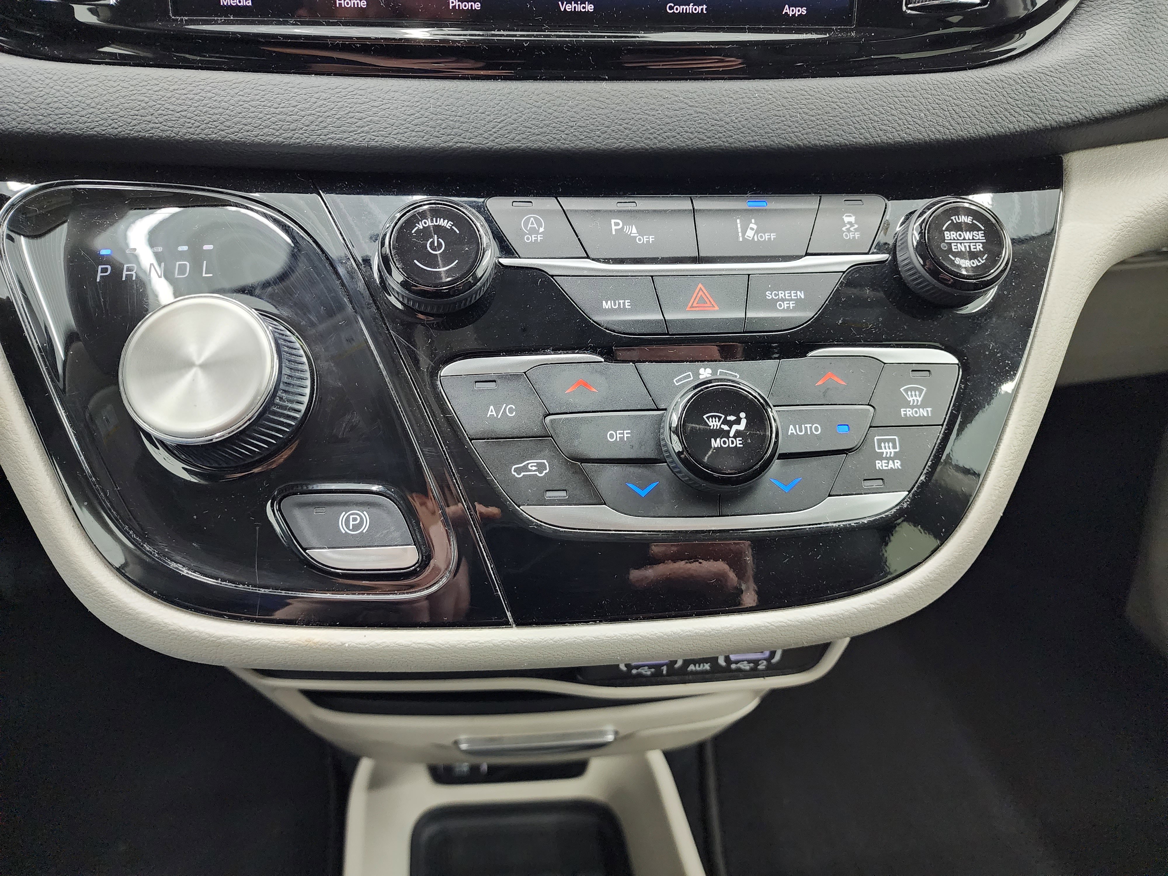 Used 2024 Chrysler Pacifica Touring-L image 17