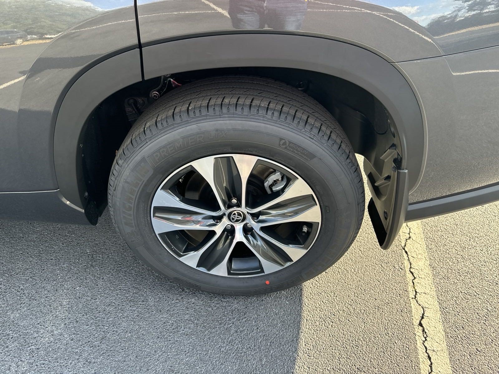 New 2025 Toyota Highlander XLE FWD image 12