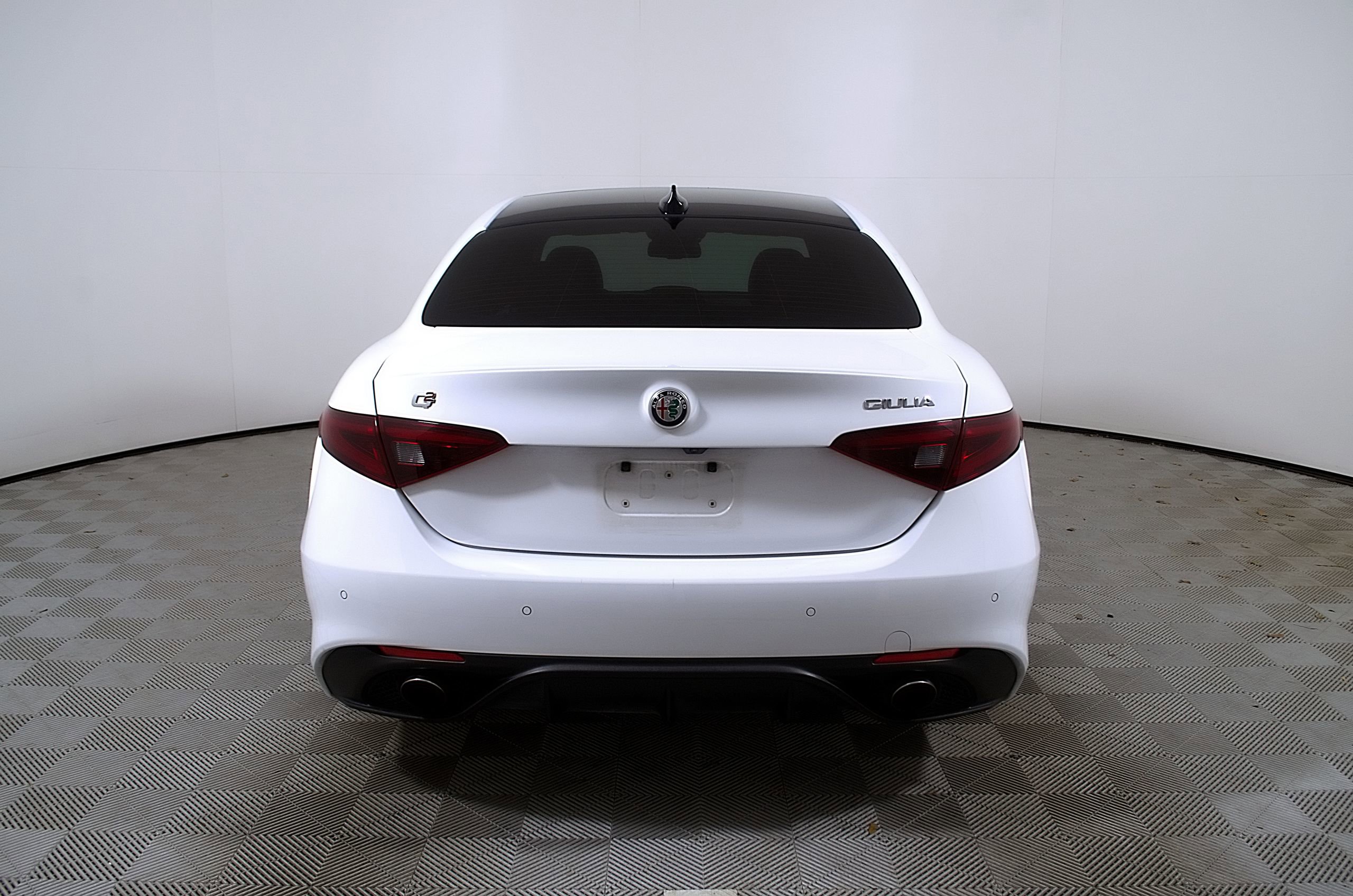 Used 2017 Alfa Romeo Giulia Ti w/ TI 19" Sport Package RWD image 8