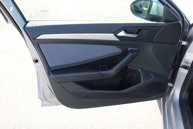 Used 2025 Volkswagen Jetta SE image 8