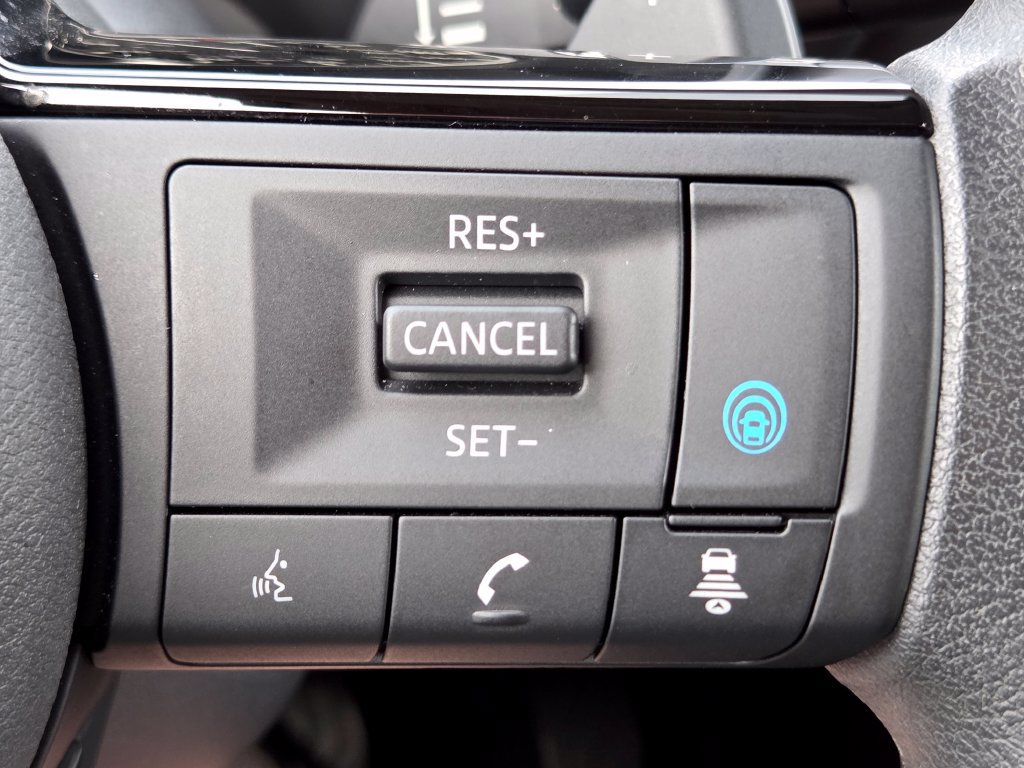 Used 2023 Nissan Rogue SV AWD/4WD image 8
