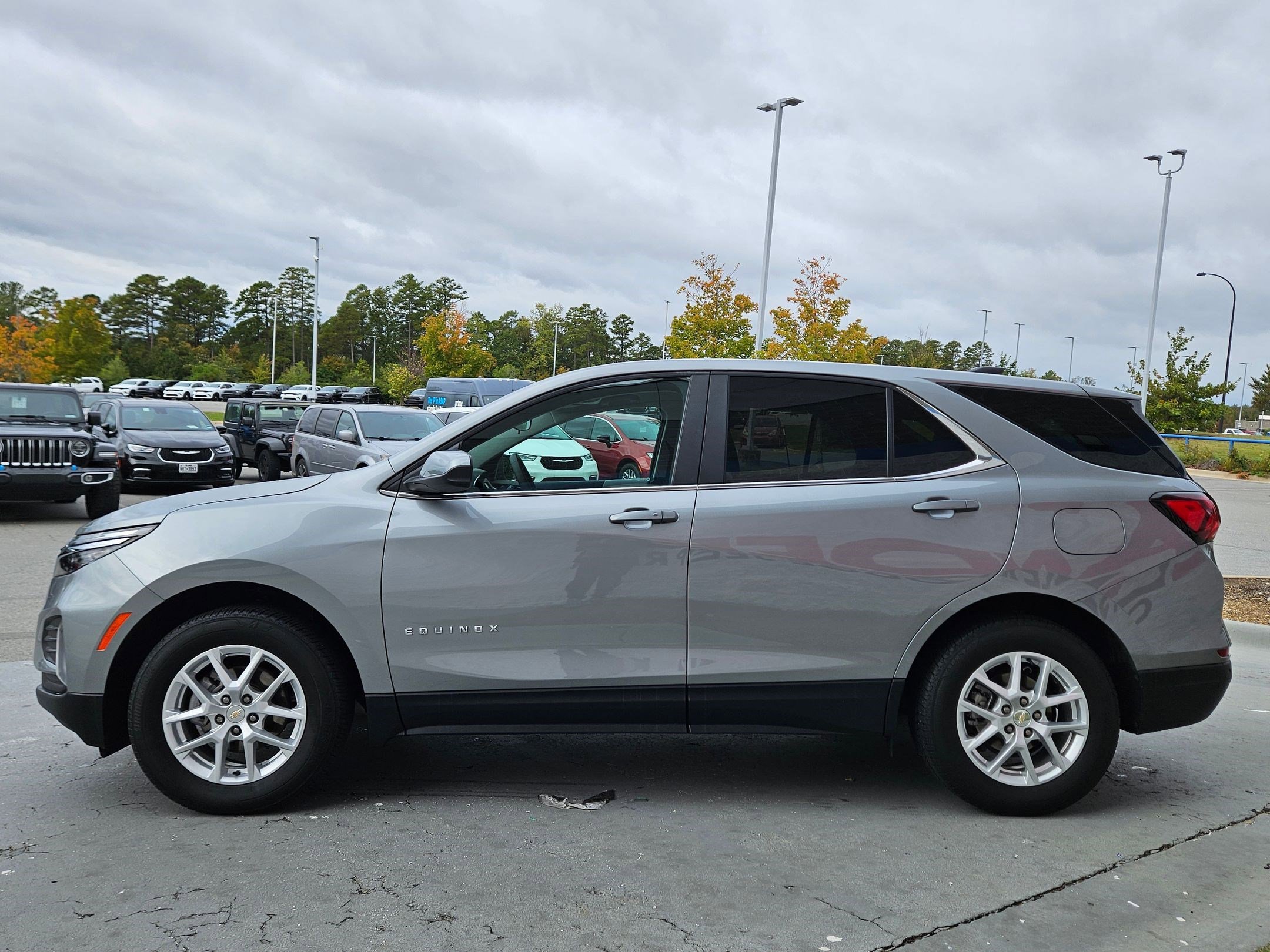 Used 2023 Chevrolet Equinox LT w/ Driver Convenience Package image 4