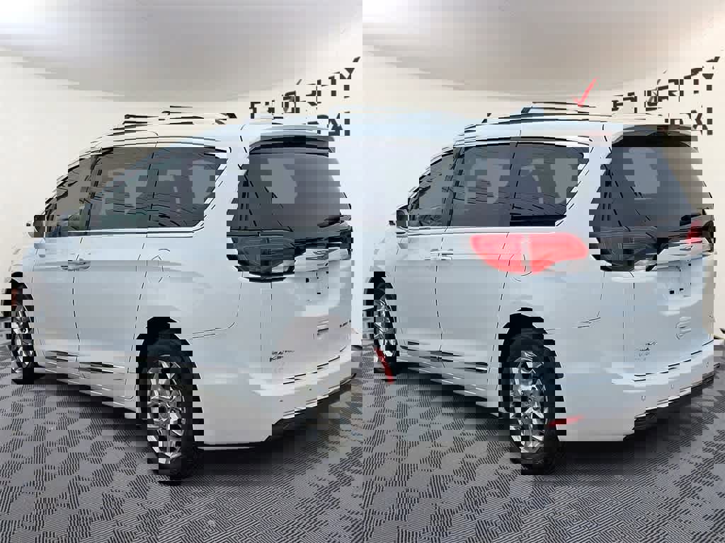 Used 2018 Chrysler Pacifica Limited image 6