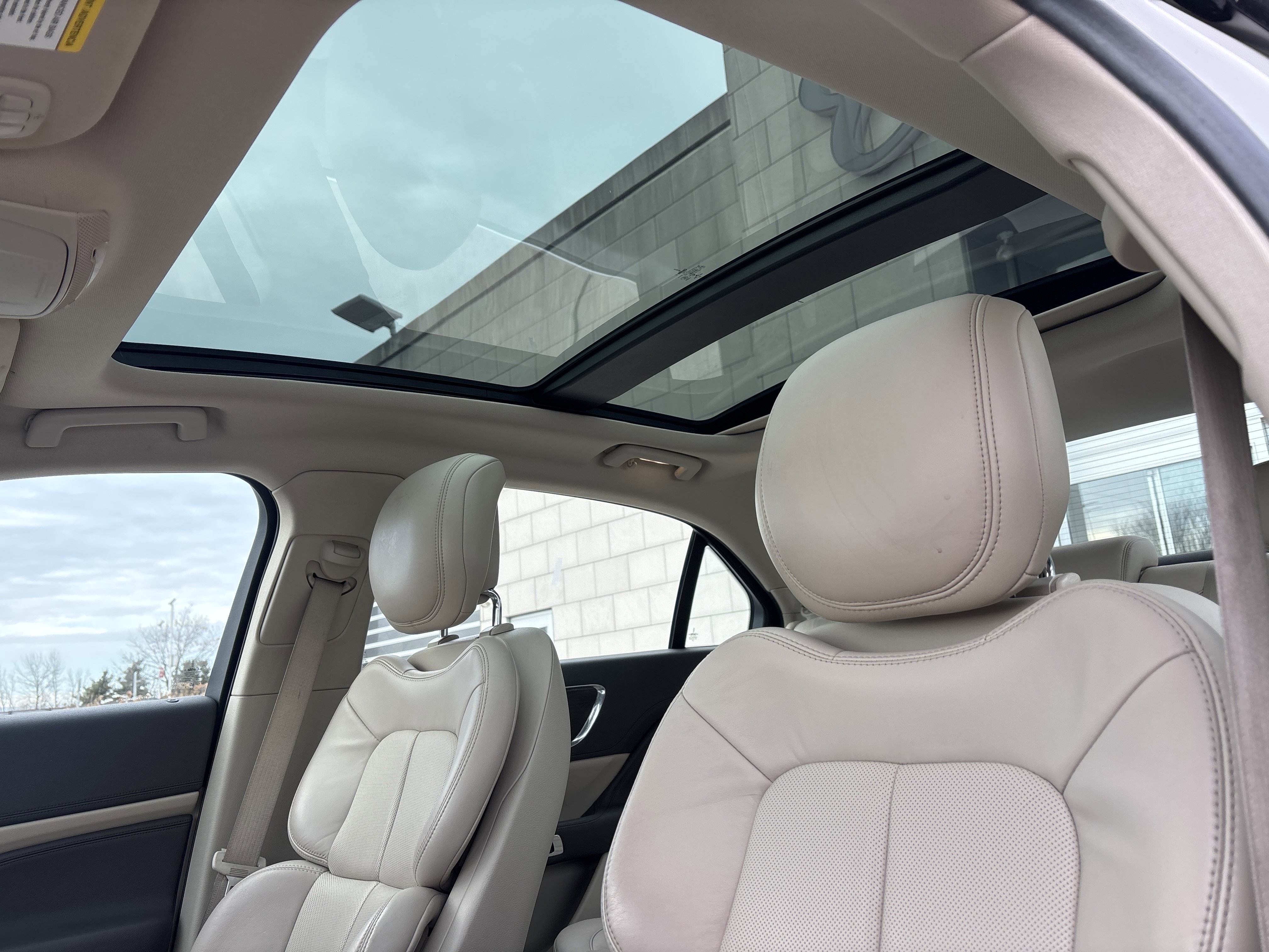 Used 2017 Lincoln Continental Select image 24