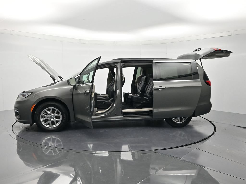 Used 2022 Chrysler Pacifica Touring-L FWD image 46