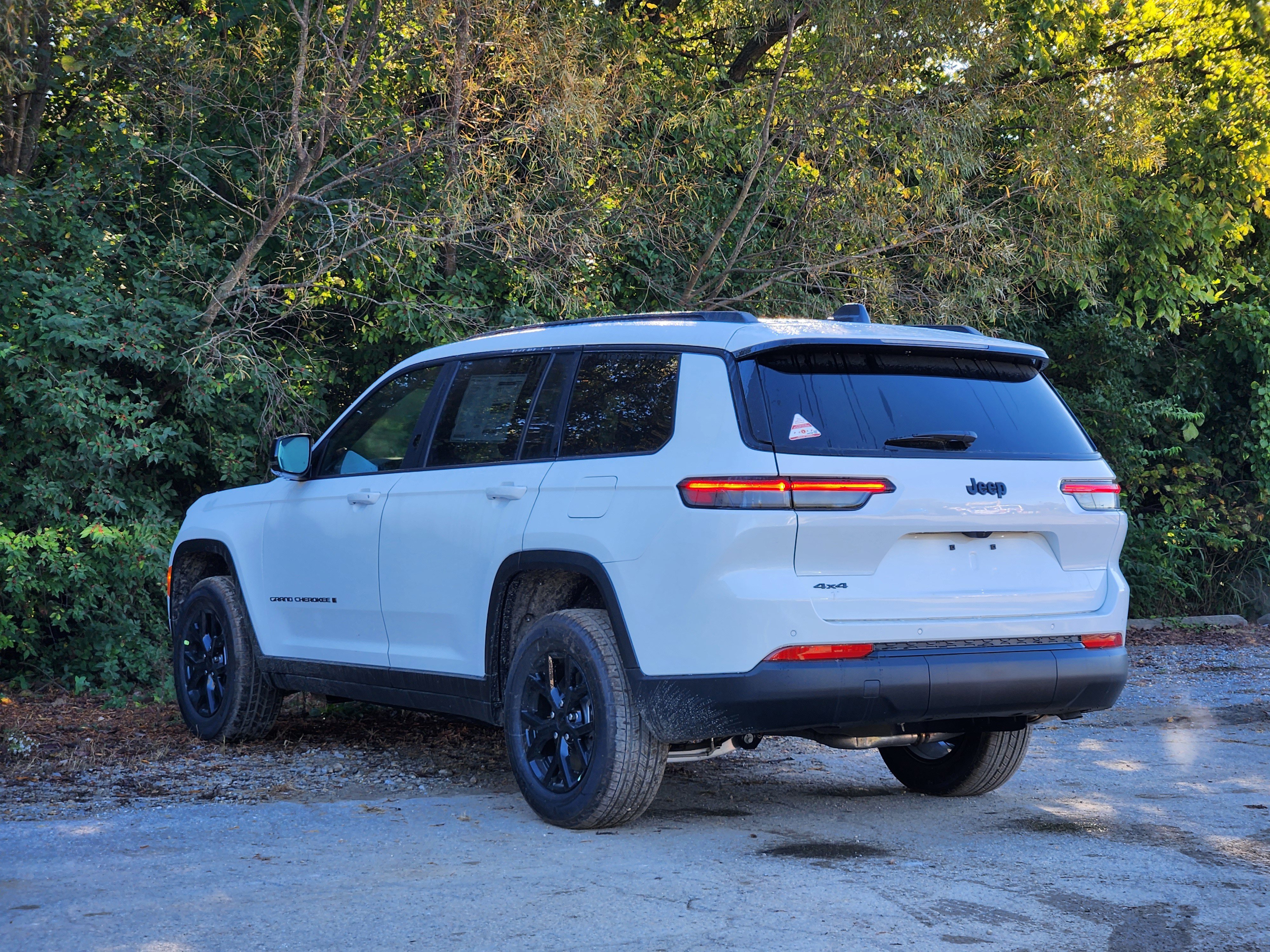 New 2025 Jeep Grand Cherokee L Altitude image 2
