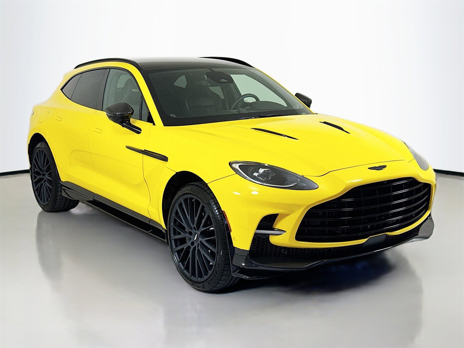 Used 2025 Aston Martin DBX 707 image 1