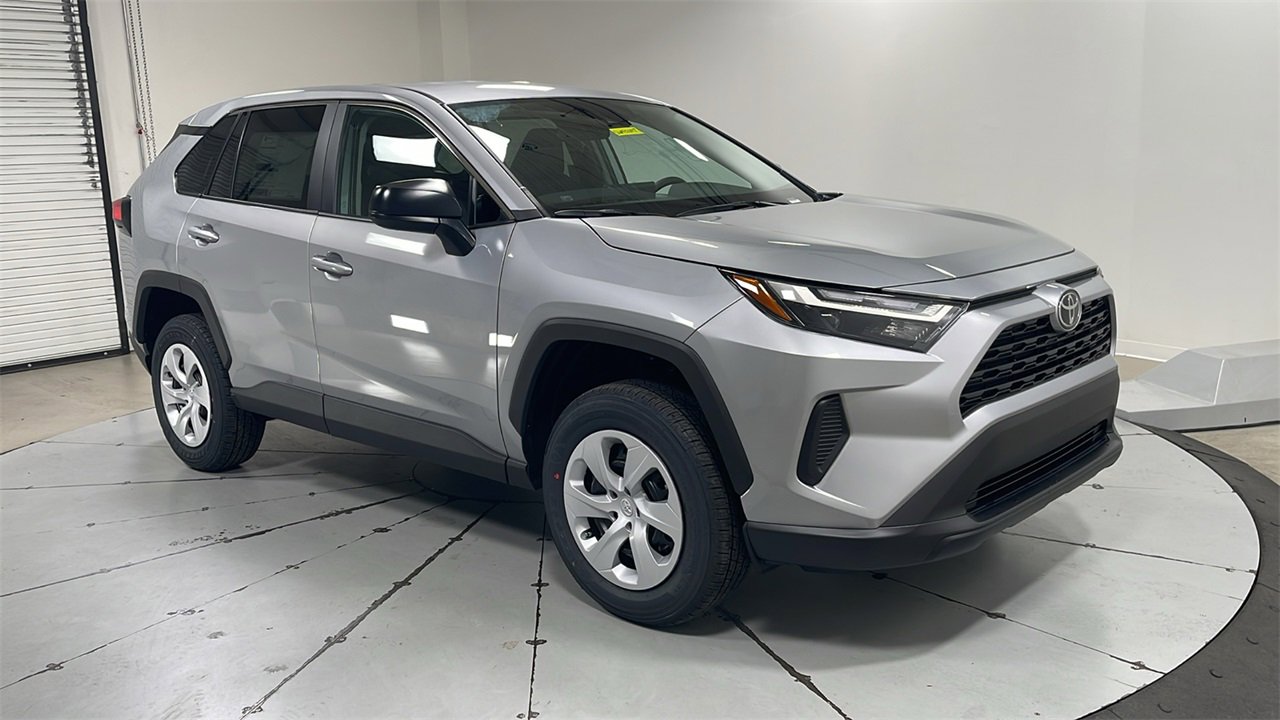 New 2025 Toyota RAV4 LE video 3