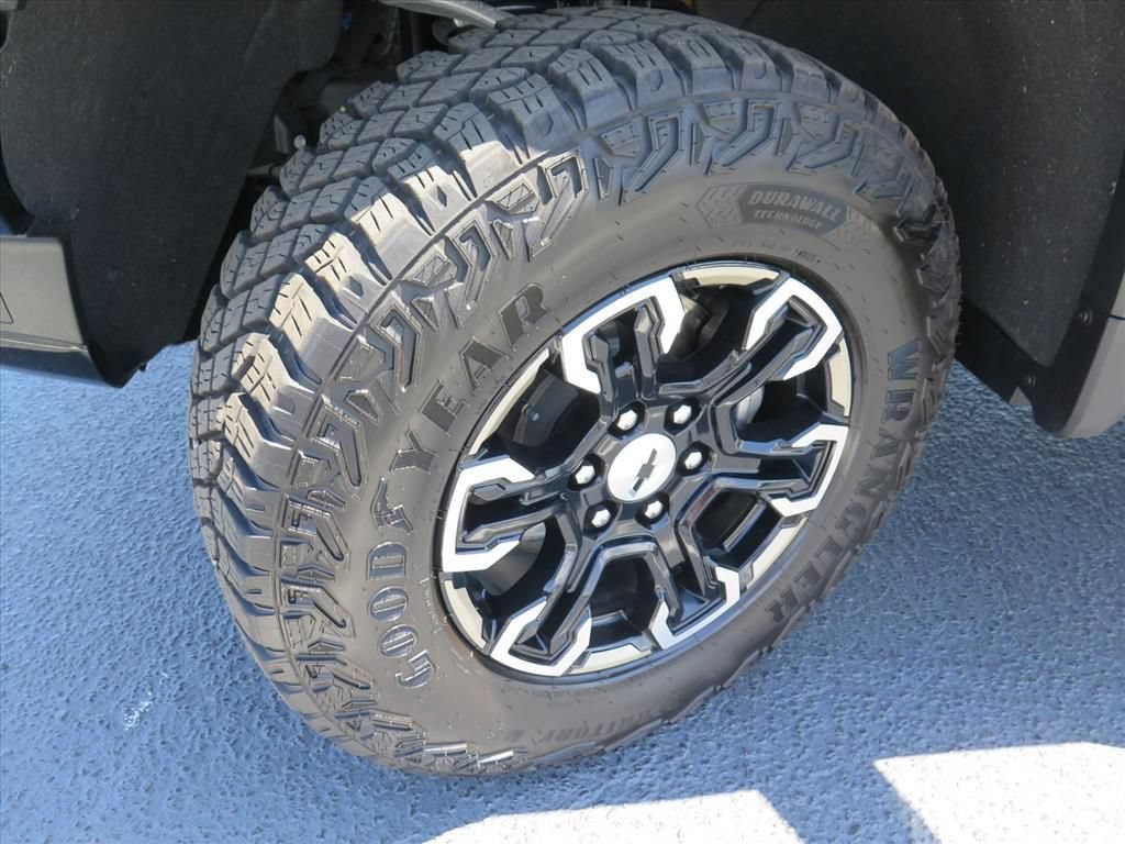 Used 2025 Chevrolet Silverado 1500 ZR2 w/ Technology Package AWD/4WD image 26