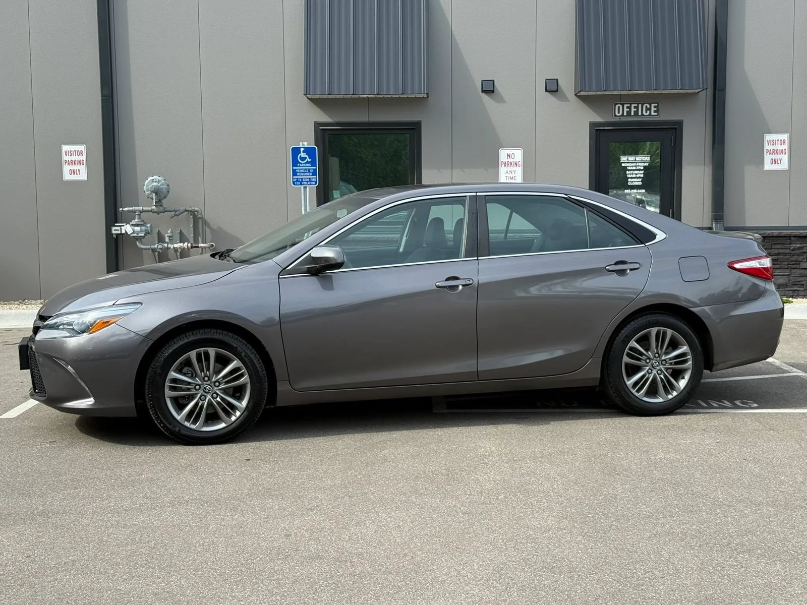 Used 2017 Toyota Camry SE w/ Moonroof Package FWD image 2