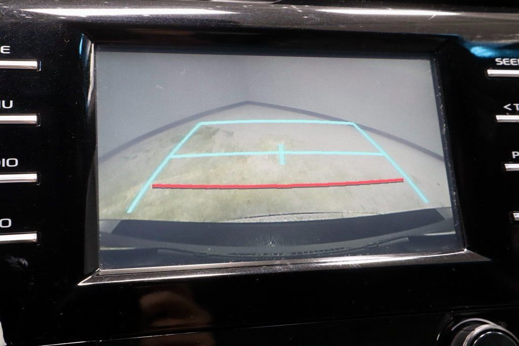 Used 2018 Toyota Camry SE image 2