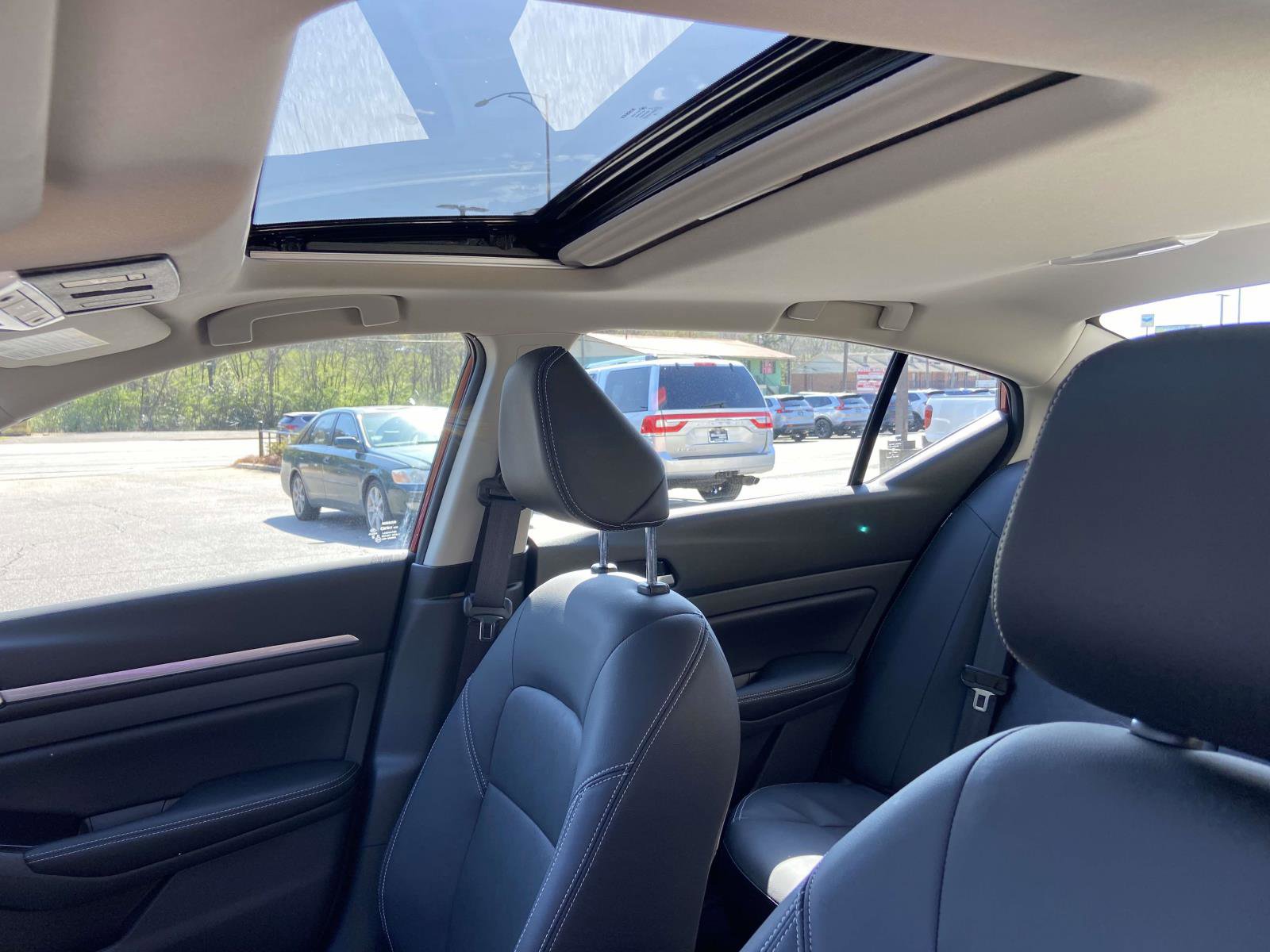 Used 2025 Nissan Altima 2.5 SL FWD image 8