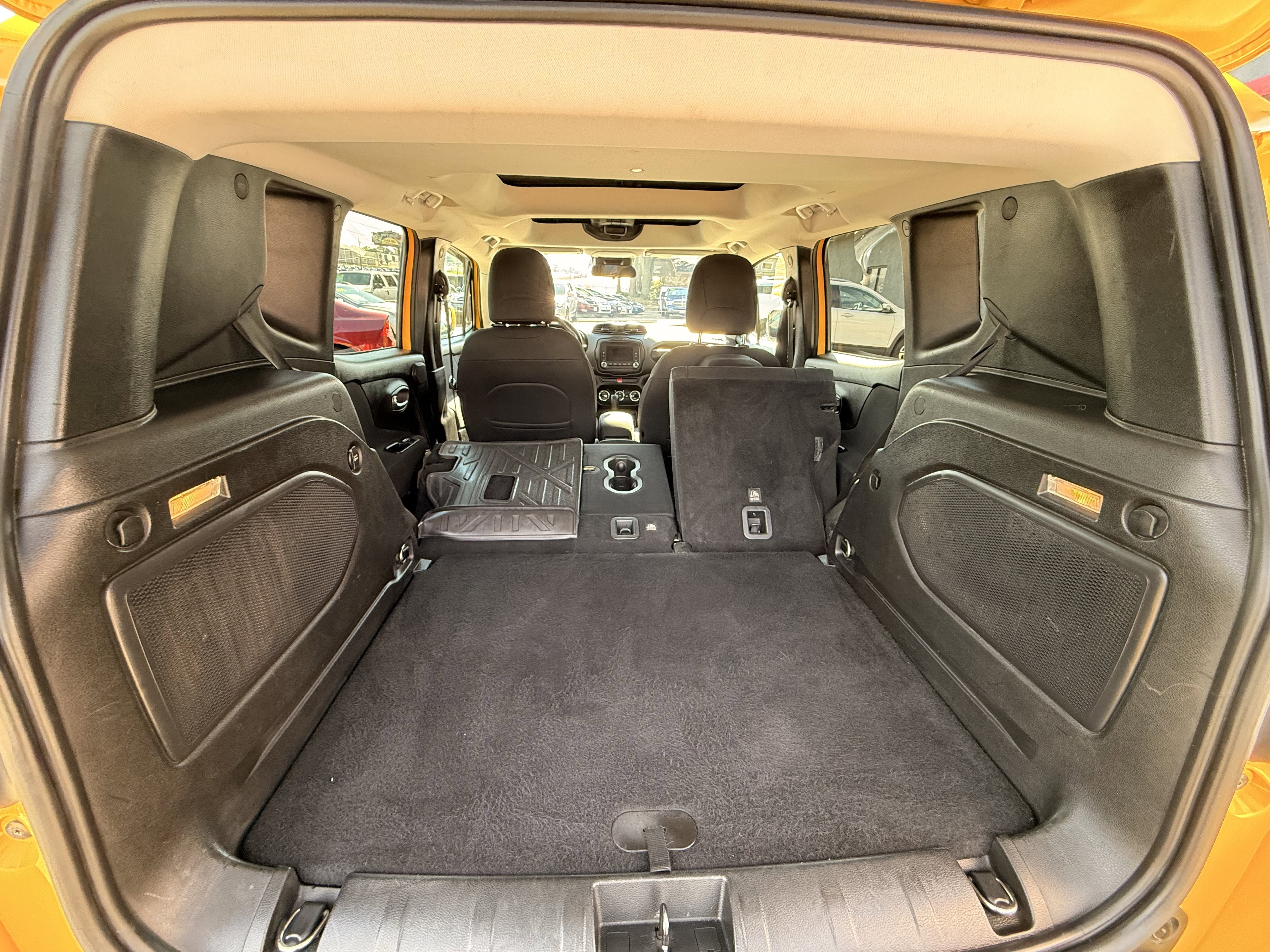 Used 2015 Jeep Renegade Latitude w/ Popular Equipment Group image 9
