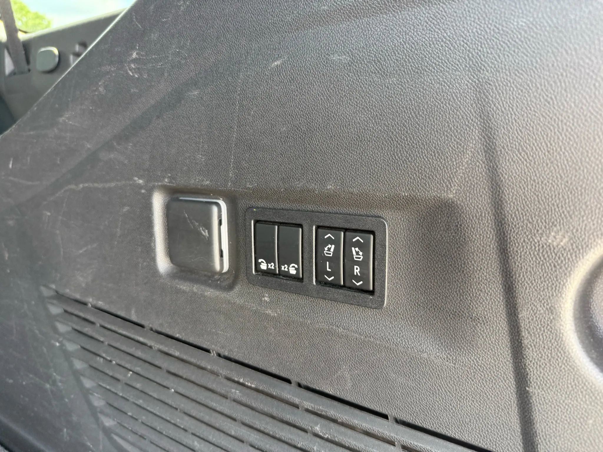 Used 2022 GMC Yukon XL Denali image 26