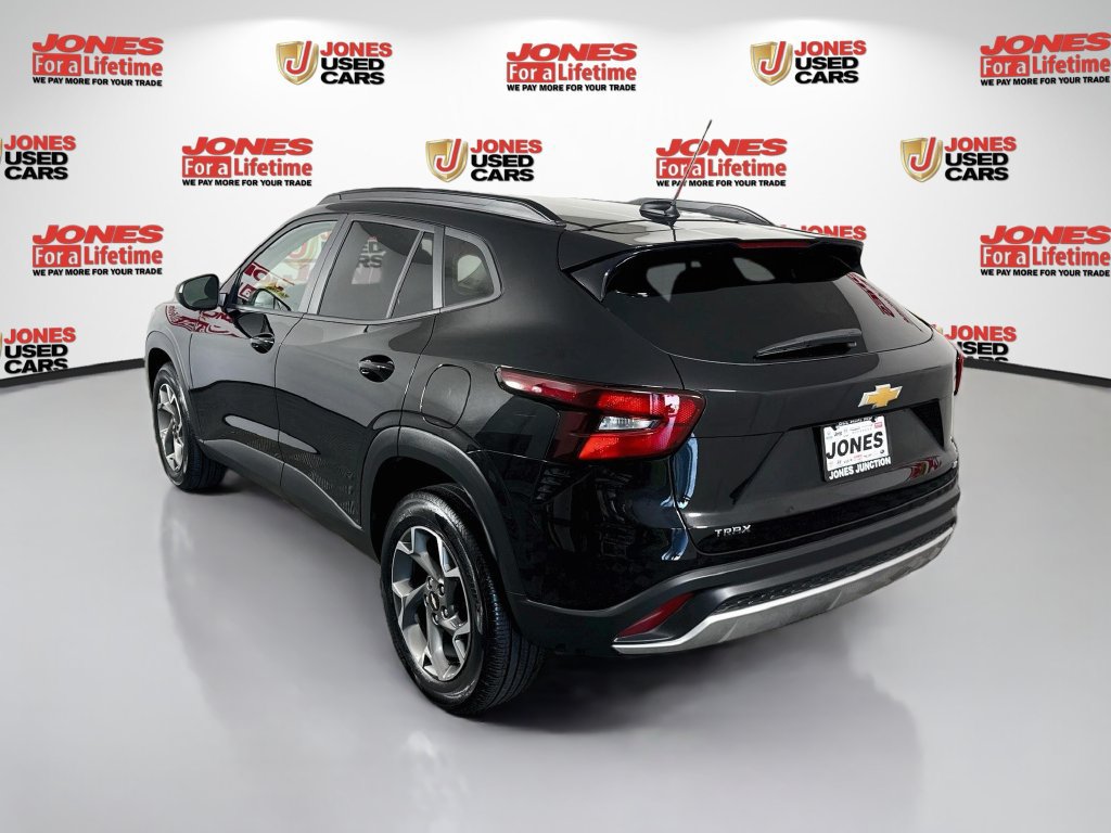 Used 2025 Chevrolet Trax LT w/ Sunroof Package FWD image 2