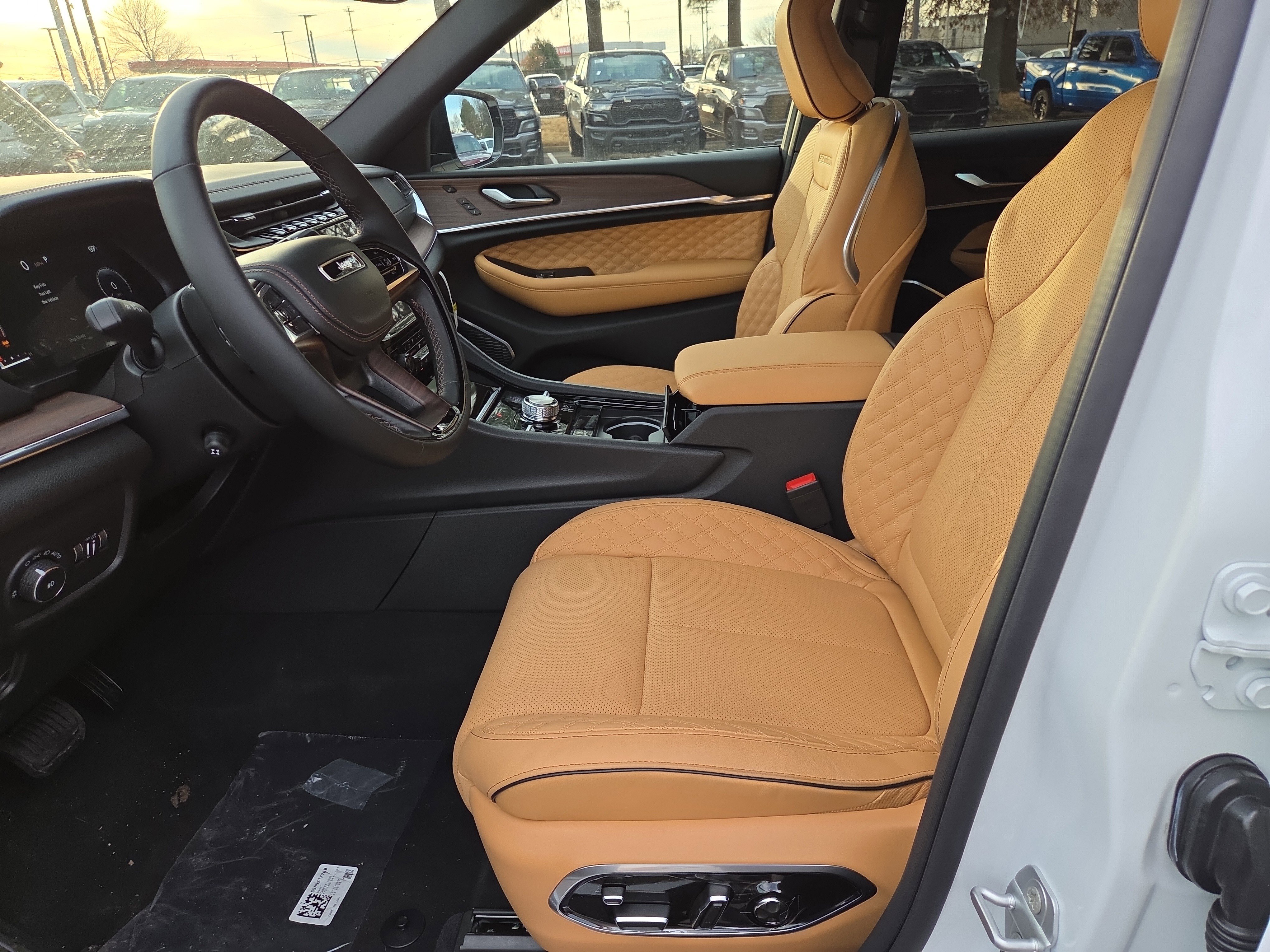 New 2025 Jeep Grand Cherokee Summit image 4