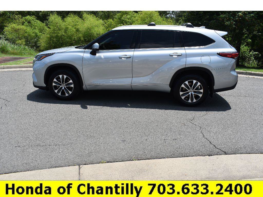 Used 2022 Toyota Highlander XLE AWD/4WD image 4
