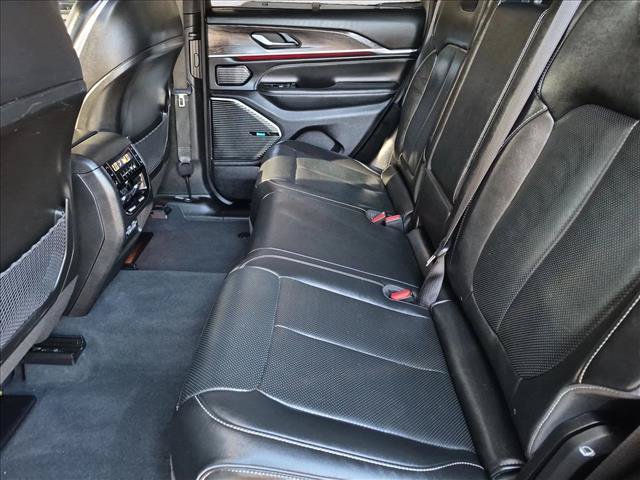 Used 2022 Jeep Grand Cherokee Overland w/ Luxury Tech Group IV AWD/4WD image 23