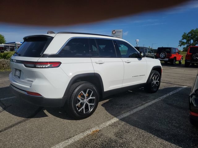Used 2024 Jeep Grand Cherokee Limited AWD/4WD image 9