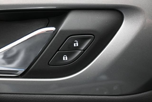 Used 2021 Chevrolet Traverse LT FWD image 15