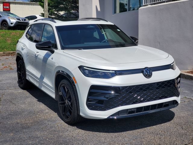 Certified 2025 Volkswagen Tiguan SE R-Line FWD image 3