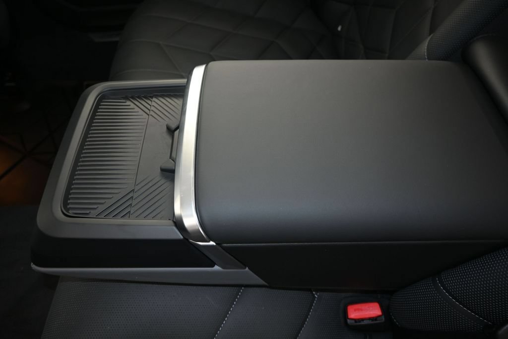 Certified 2026 BMW 740i w/ Executive Package RWD image 17