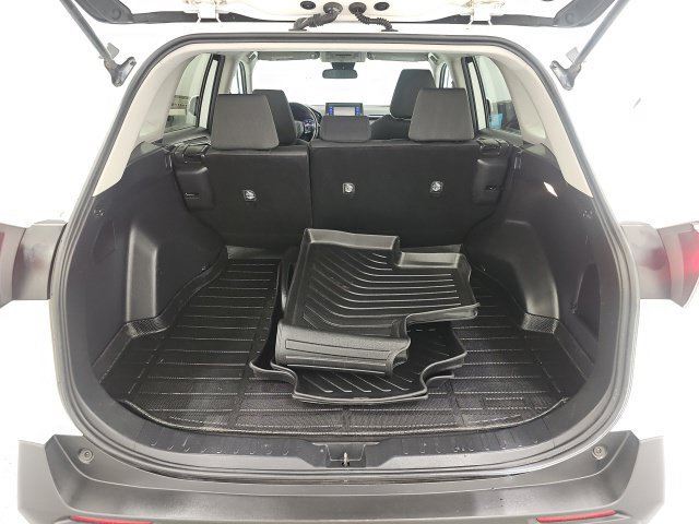 Used 2021 Toyota RAV4 XLE AWD/4WD image 31