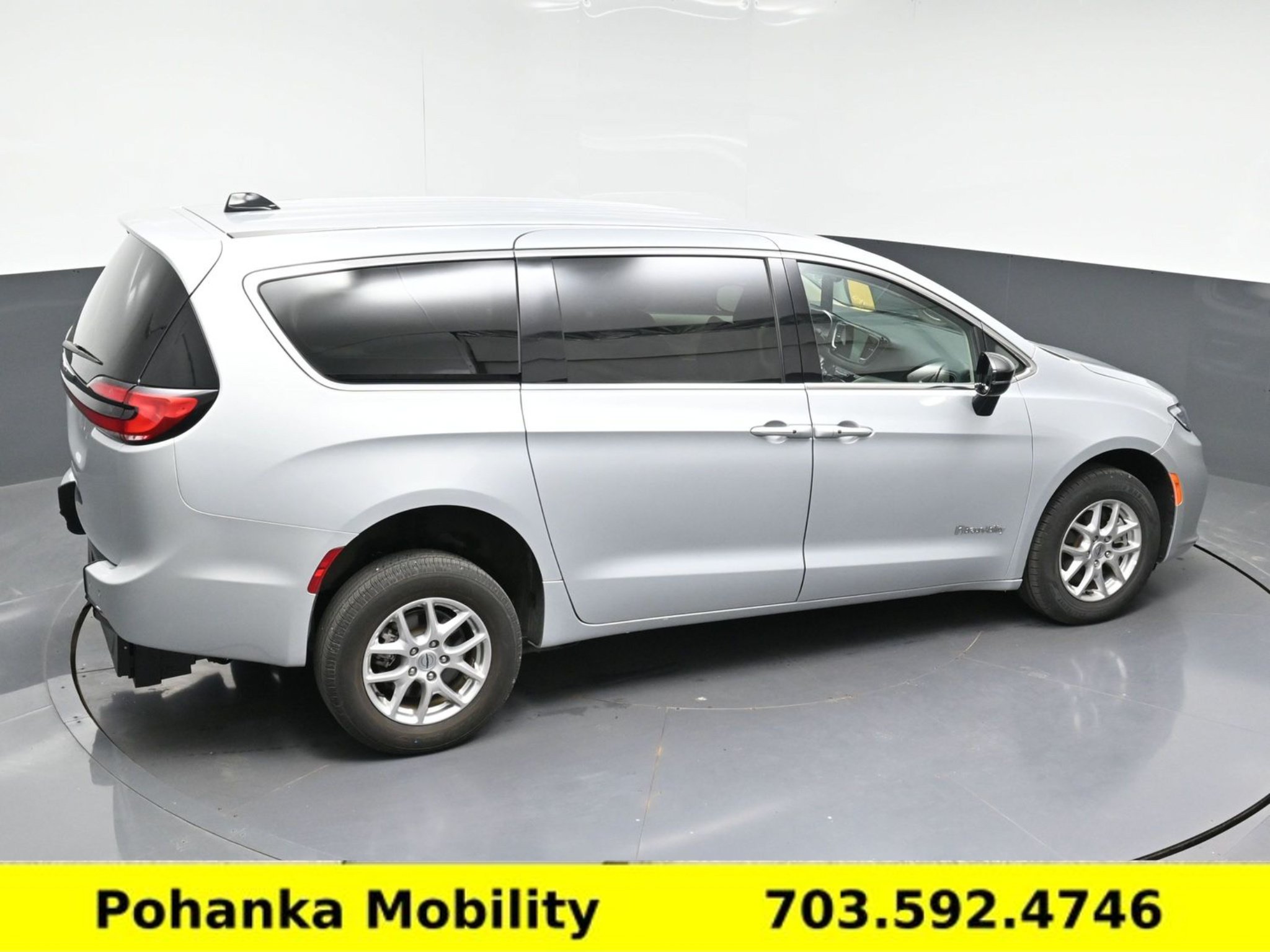 Used 2024 Chrysler Pacifica Touring-L FWD image 26