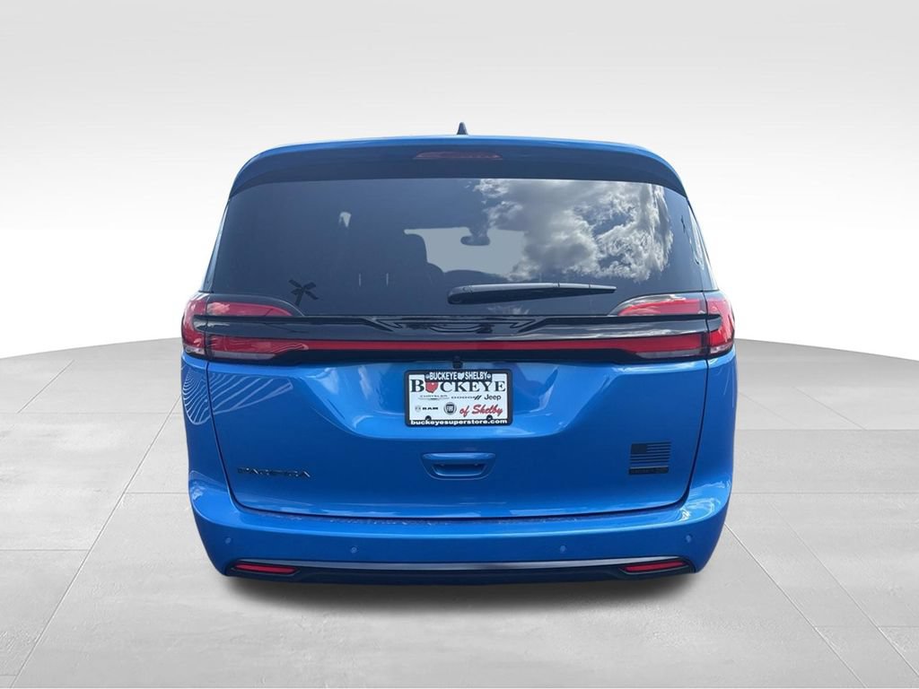 New 2027 Chrysler Pacifica Select FWD image 4